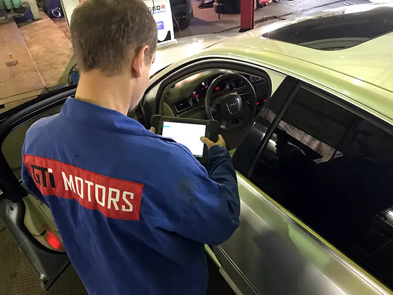 Мастер GTImotors подключает сканер к автомобилю